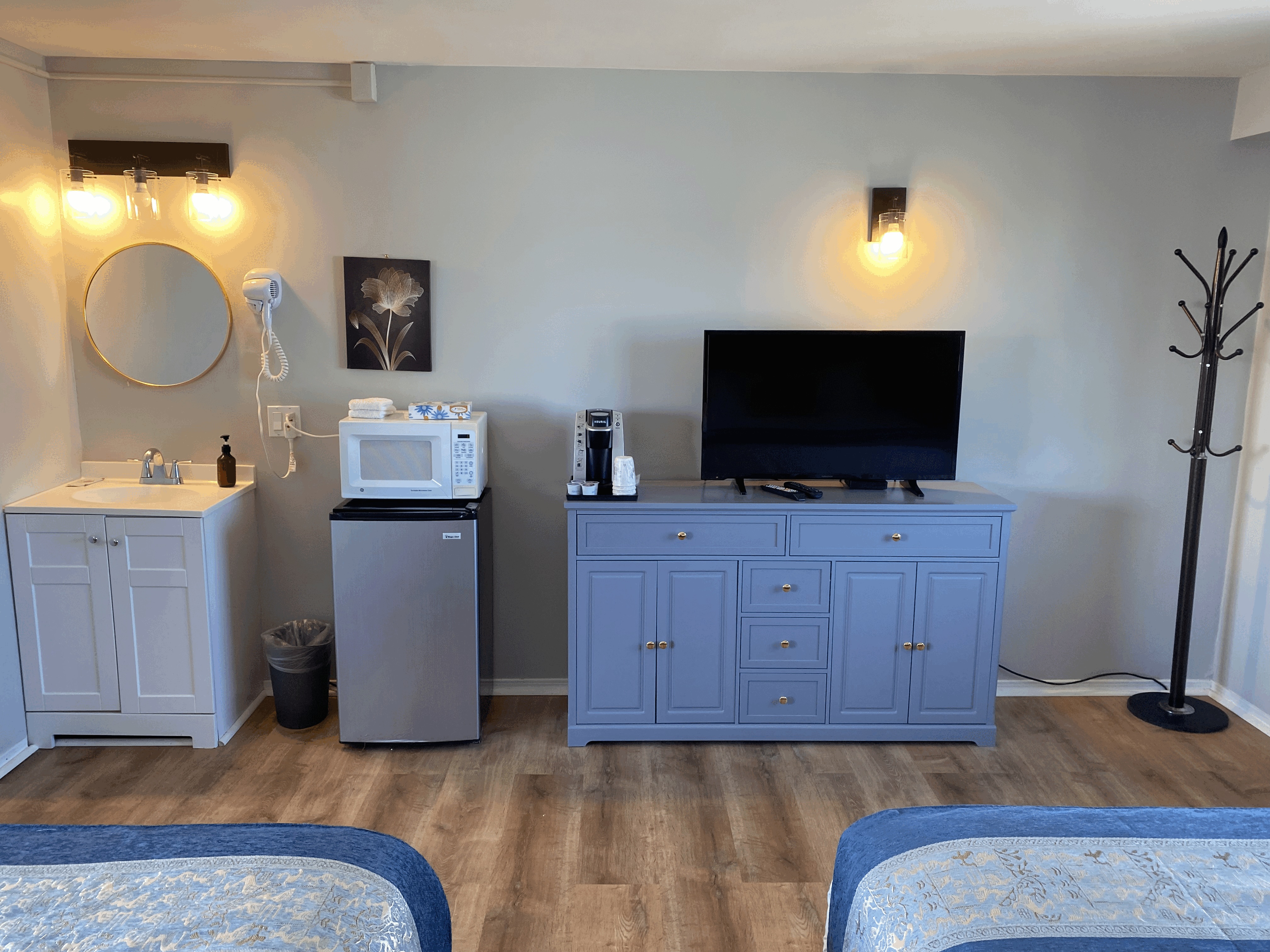 Queen motel room near Hampton Beach NH on the second floor